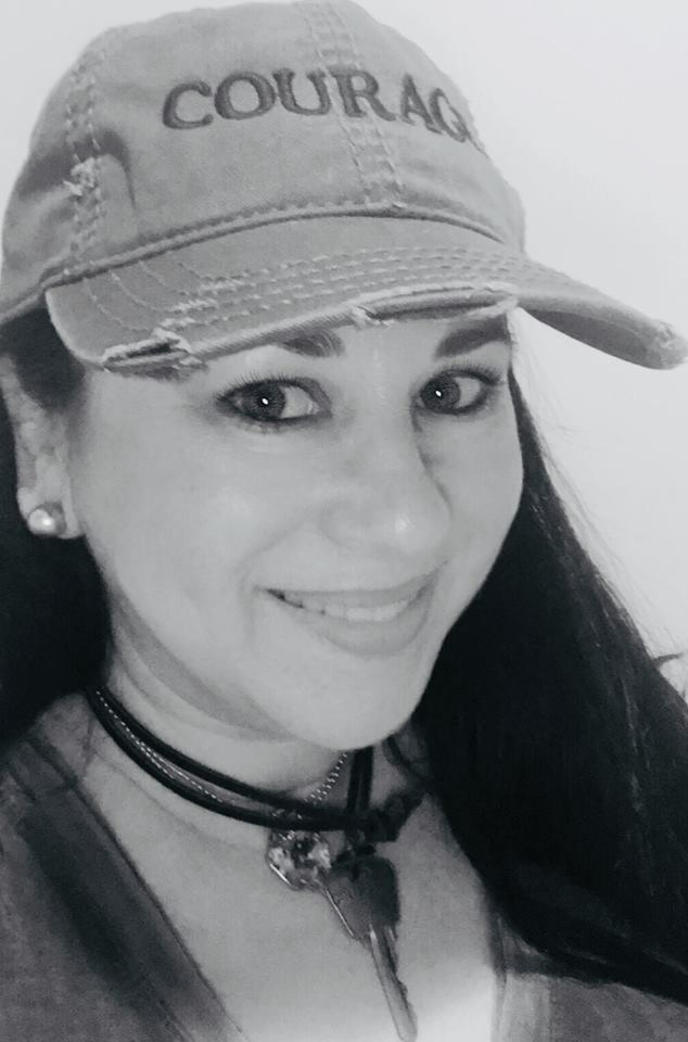 Donna in black_white hat